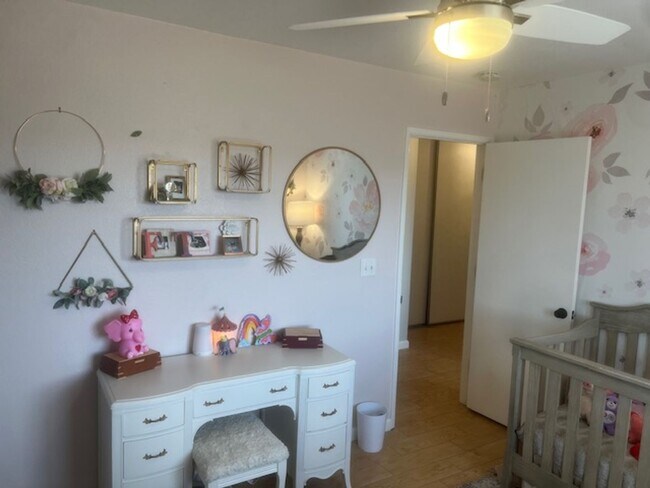 Building Photo - Great Views/3BED 2BATH/SOLAR/Move in ready