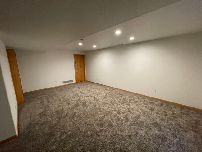 lower level living area 13 x 20 ft - 5305 W 11th Street Rd
