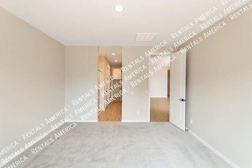 Building Photo - 36033 W San Clemente Ave