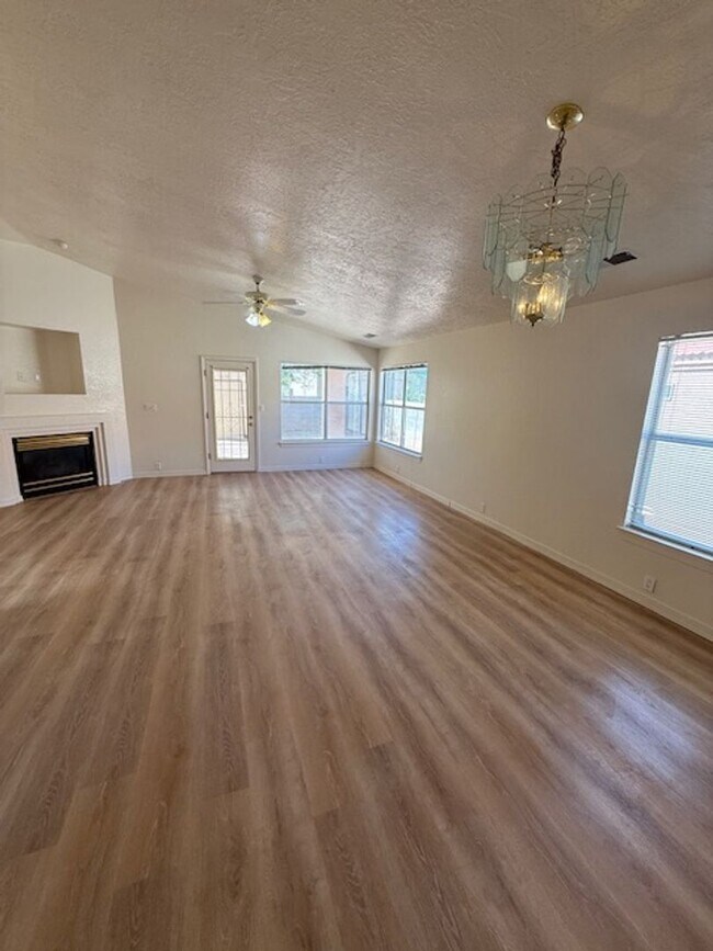 Building Photo - Charming and functional 3-Bedroom 2-Bath near Kirtland Air force base