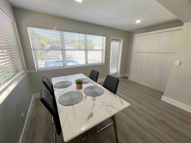 Building Photo - 1925 Dewey St