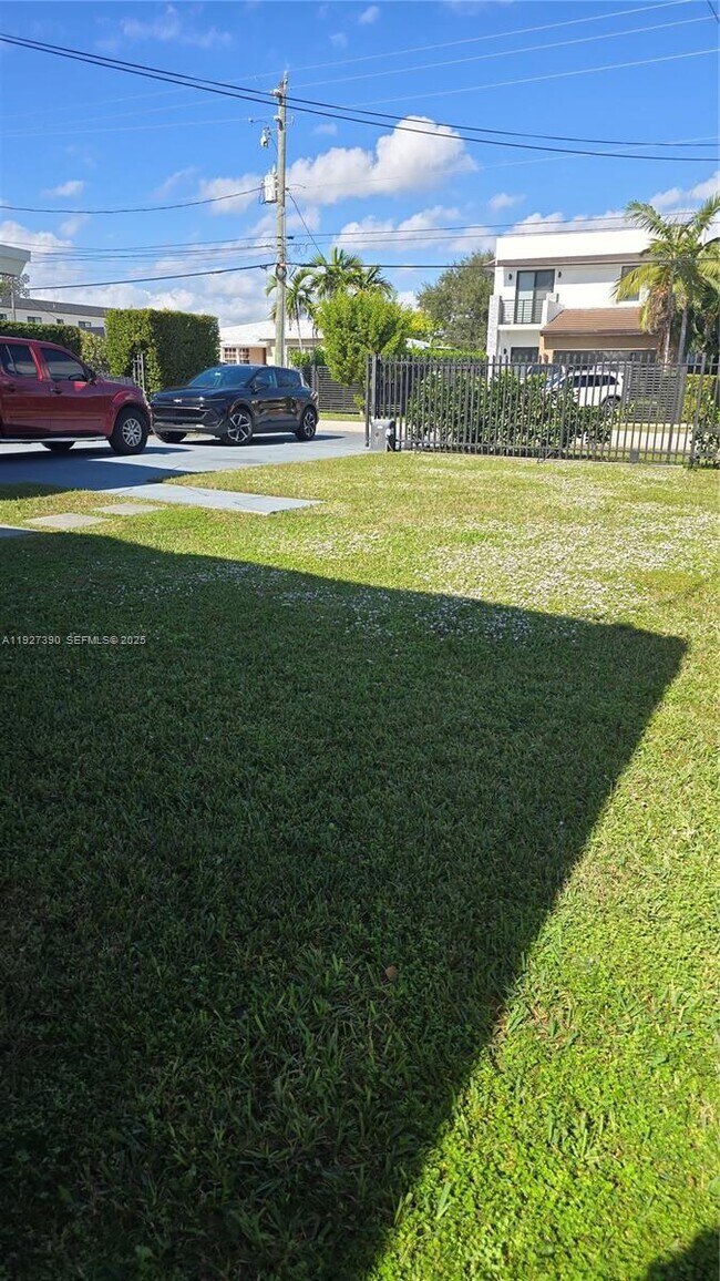 Building Photo - 6550 SW 26th St