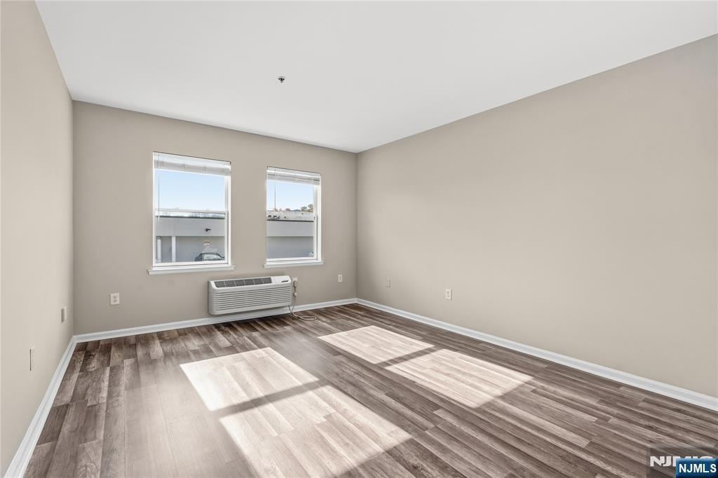 Building Photo - 905 River Rd