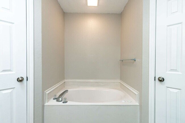 Building Photo - 3 bedroom 3 Bath House plus office