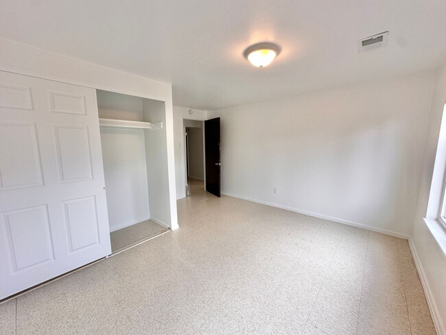 Building Photo - Gorgeous & Remodeled-4 Bedroom-Green Mount...