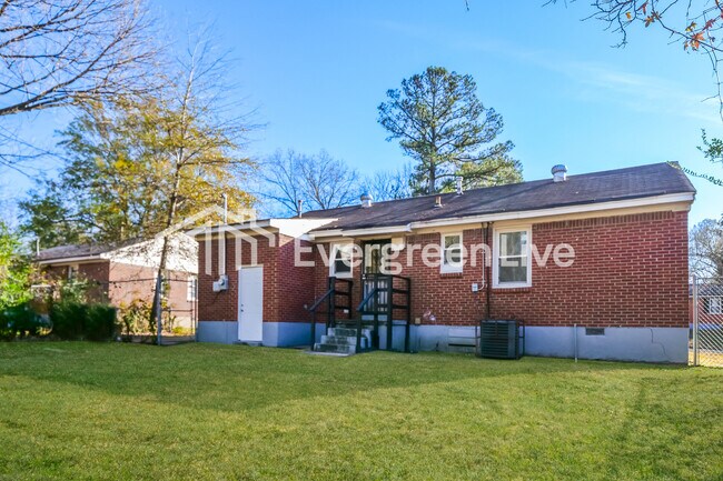 Building Photo - 2136 Pamela Dr