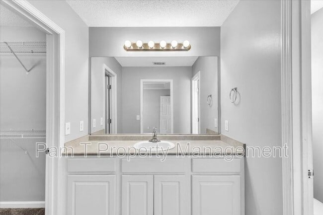 Building Photo - 3 Throgs Neck Way