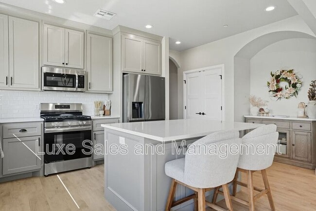 Building Photo - 4200 Abbey Pk Dr