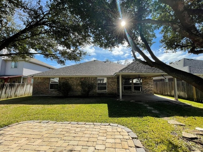 Building Photo - Beautiful single-story home in desirable Vista Oaks Subdivision