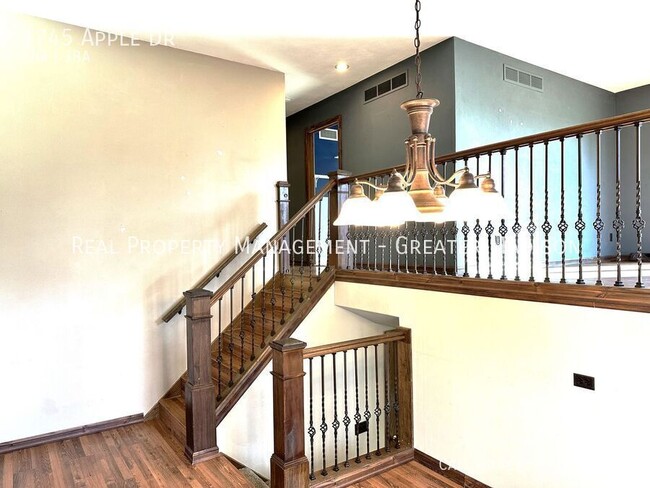 Building Photo - Beautiful split level house rental with 2 ...