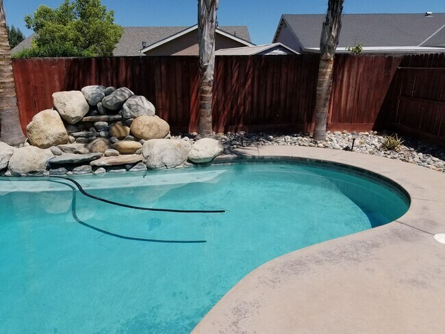 Building Photo - 1566 Persimmon St