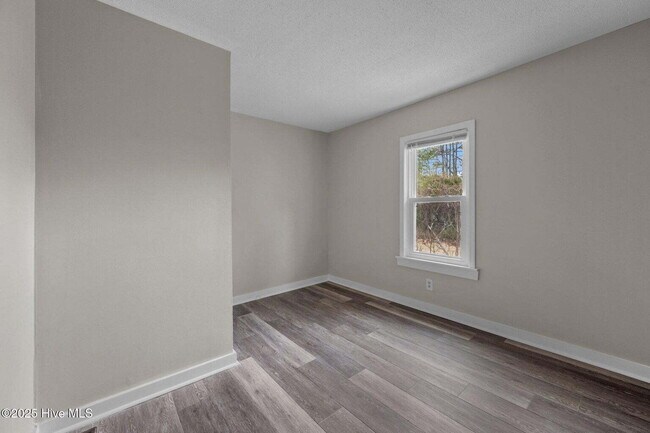 Building Photo - "Charming 4-Bedroom Home with 2 Full Baths on Murrill Hill Road – Your Perfect Jacksonville Retre...