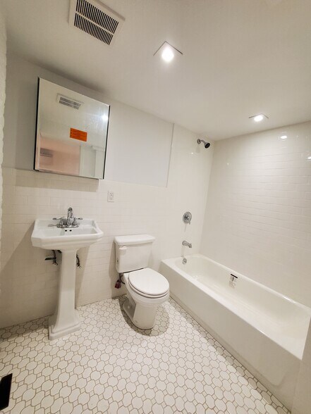 Building Photo - 1380 Park Pl