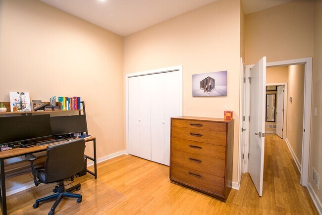 Building Photo - Graduate Hospital Three Bedroom Home