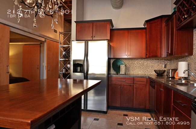 Building Photo - 212 7th St E