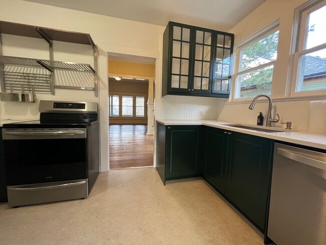 Building Photo - 3 Bedroom Craftsman style home in prime As...