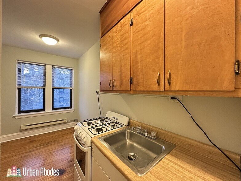 Building Photo - 4635 N Paulina St