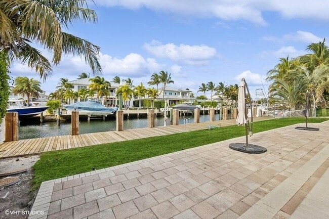 Building Photo - 2433 NE 24th St