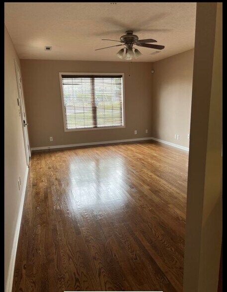 Building Photo - 1053 Red Apple Ct