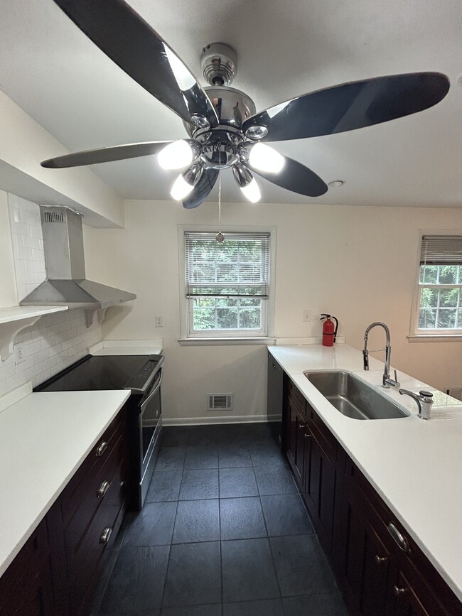 Building Photo - 6537 Beechwood Dr