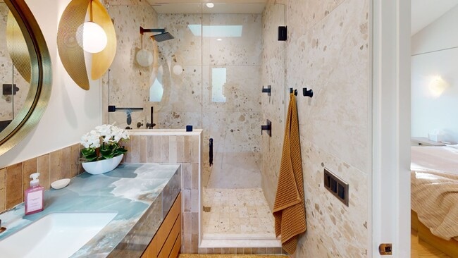 Building Photo - Elevated Living Fully Furnished