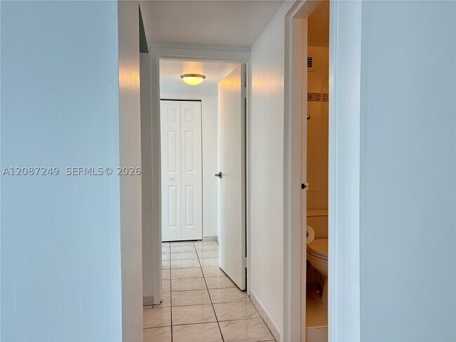 Building Photo - 2655 Collins Ave
