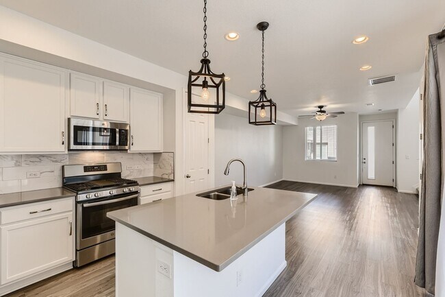 Building Photo - Stunning 3 Bed 2 1/2 Bath in Aurora!