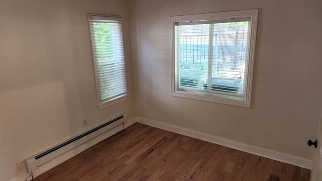 Building Photo - Move in Special! Large Beautiful South Hil...