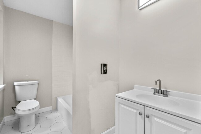 Building Photo - 2202 E Fayette St