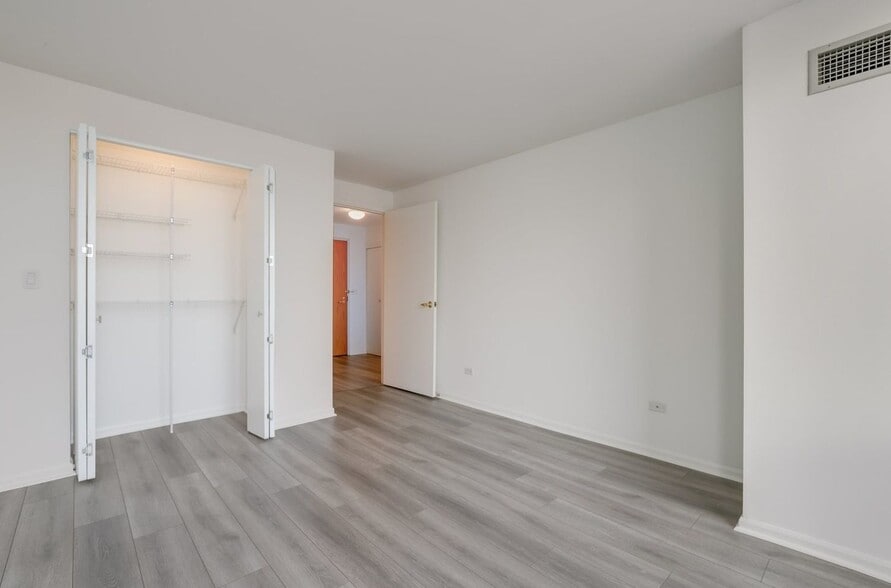 Building Photo - 345 N La Salle Dr