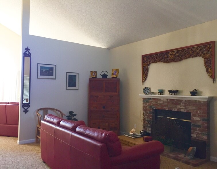 Building Photo - 904 Bond Pl