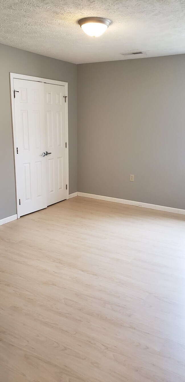 Building Photo - 220 Phillips St