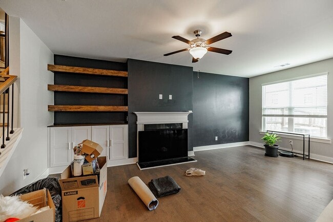 Building Photo - Townhome Available Now in the Towns of Aub...