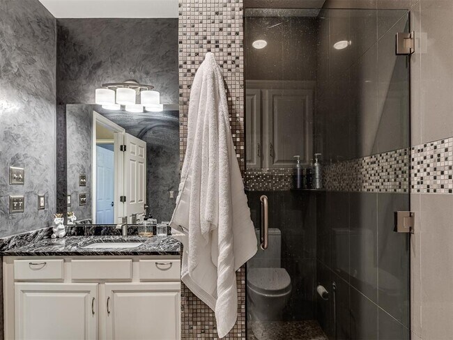 Building Photo - 6162 N Brookline Ave