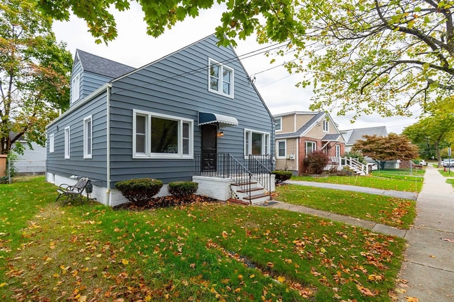 Building Photo - 35 Clark St