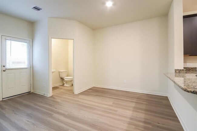 Building Photo - 576 Solomon Ln