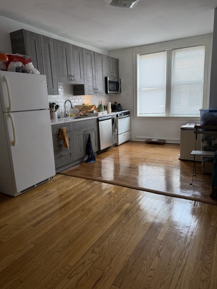 Building Photo - 5031 N Harding Ave