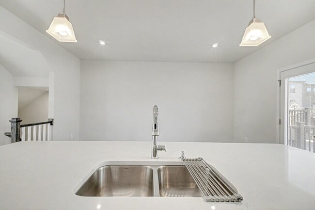 Building Photo - **Special Move-in Offer**  $500 off of the first month's rent.  Exceptional 3-Level Corner Unit T...