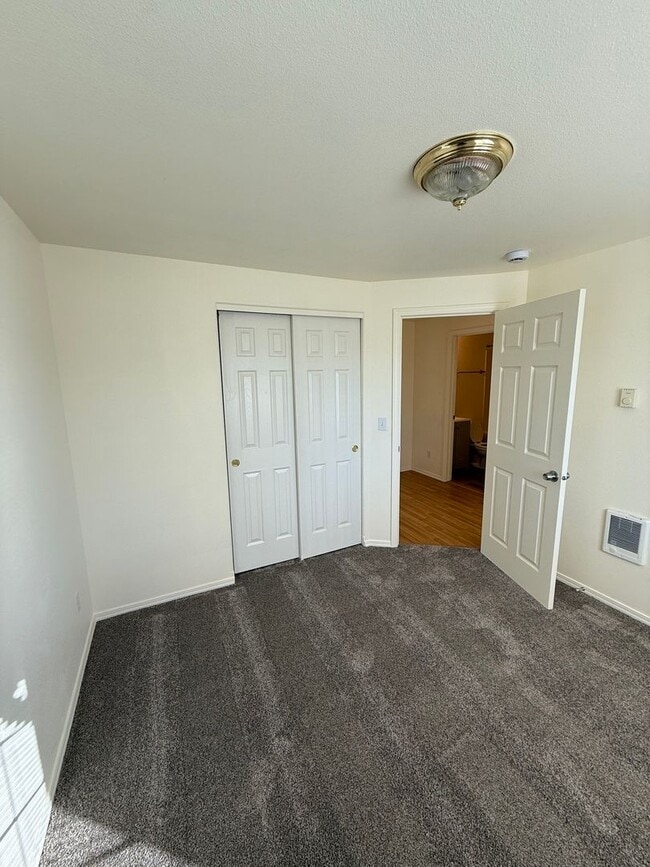 Building Photo - Charming 3 Bedroom 2 Bathroom Home in Quiet Neighborhood!