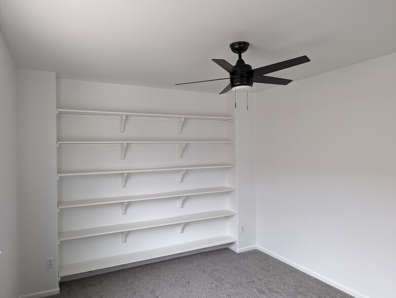 Building Photo - 9464 W Hinsdale Pl