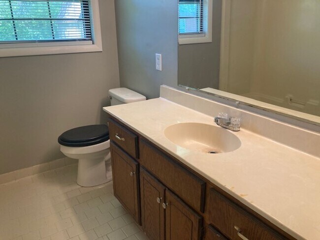 Building Photo - COMING SOON  3BR/21.5BA-1500 SF - Fenced yard