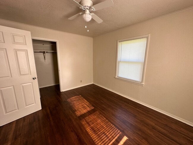 Building Photo - Well Maintained and Updated Home Near the ...