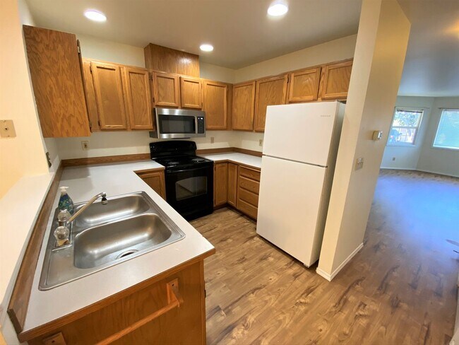 Building Photo - 2 Bed 1.5 Bath Condo! W/S/G/Lawn Care Included!