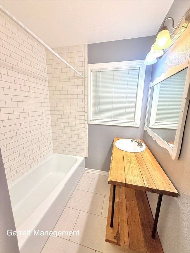Building Photo - Spacious 5 Bedroom, 3 bath