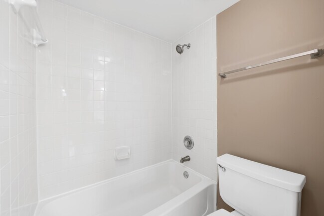 Building Photo - 2861 N Oakland Forest Dr