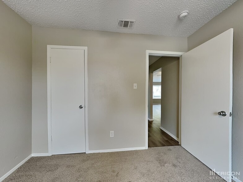 Building Photo - 1612 Chapman Dr