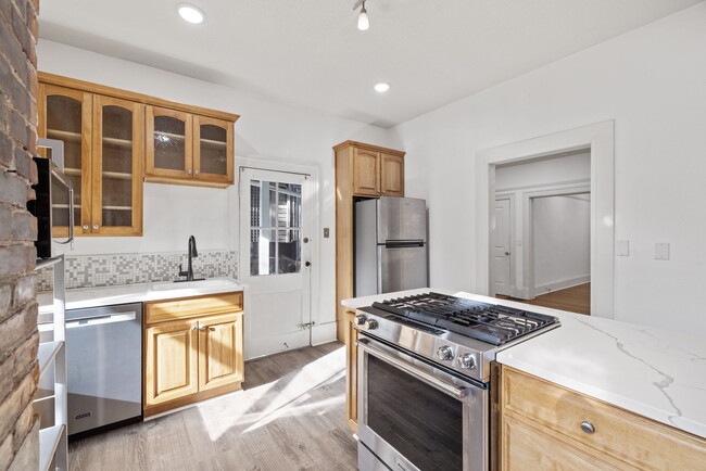 Building Photo - 2338 NW Hoyt St