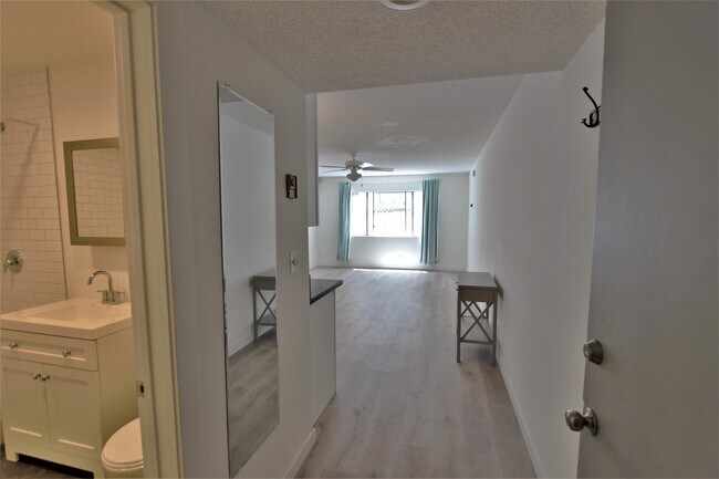 Building Photo - 372 Pershing Dr