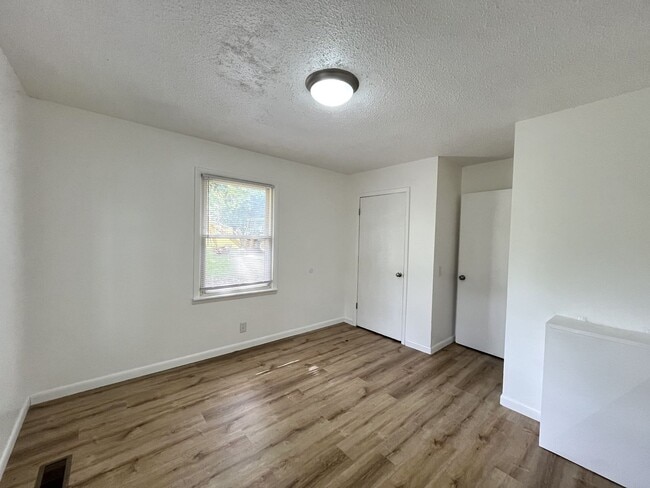 Building Photo - Brick Home W/ Big Yard