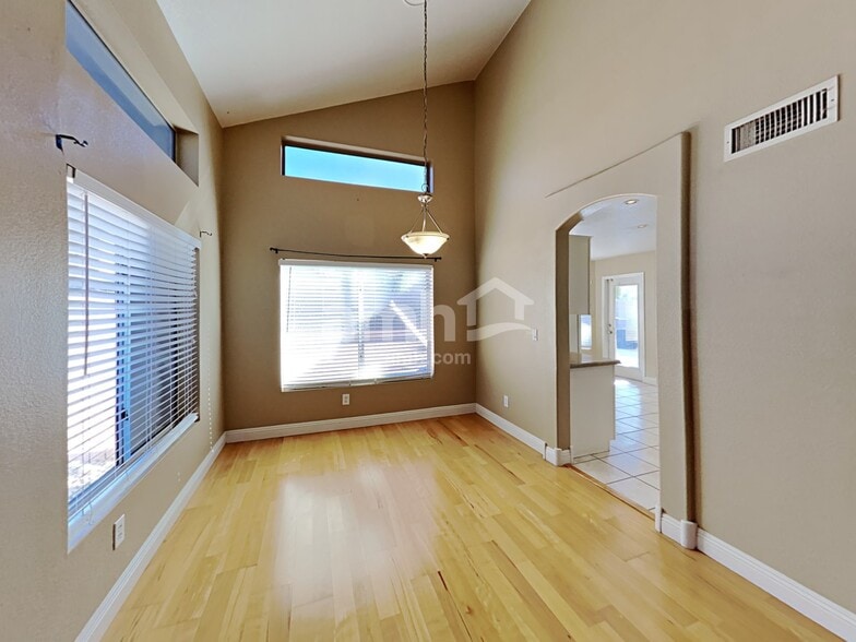 Building Photo - 907 N Albert Dr